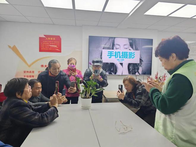锁定生活小确幸银发摄影师C位出道(图2)