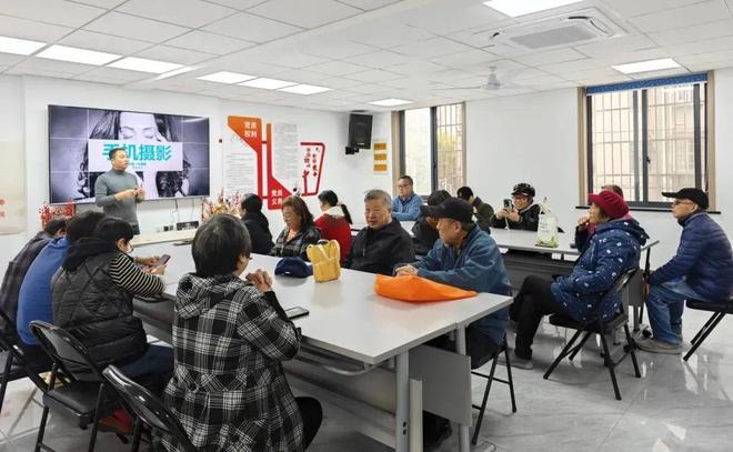锁定生活小确幸银发摄影师C位出道