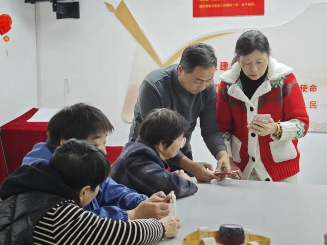 锁定生活小确幸银发摄影师C位出道(图3)