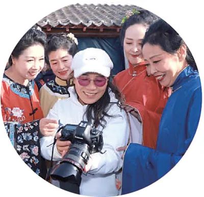 九游娱乐：人民日报记者体验在龙口古村上老年大学(图5)