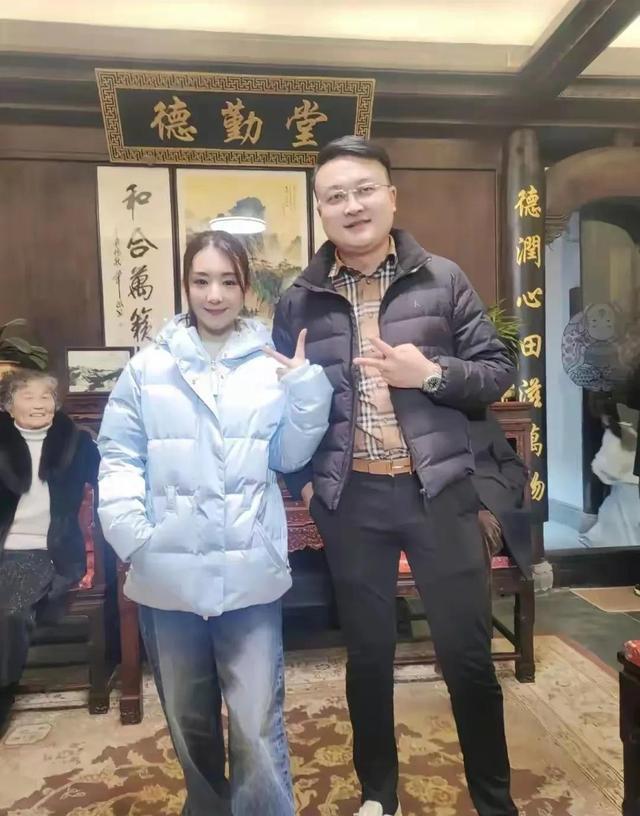 九游娱乐：郭富城方媛和普通人拍照才看出来明星是真上镜脸小身材也好！(图2)