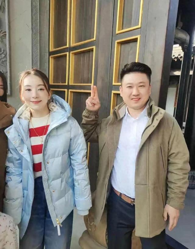 九游娱乐：郭富城方媛和普通人拍照才看出来明星是真上镜脸小身材也好！