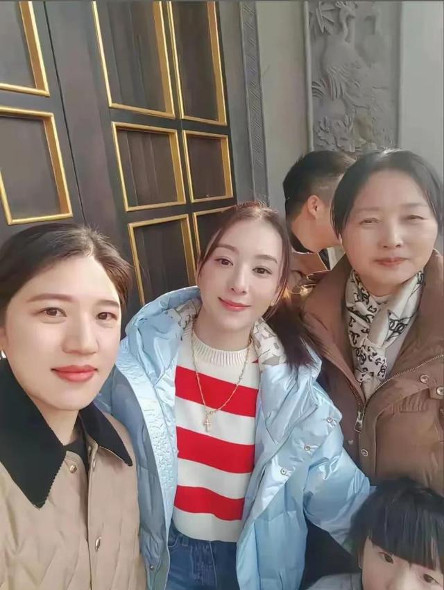 九游娱乐：郭富城方媛和普通人拍照才看出来明星是真上镜脸小身材也好！(图3)