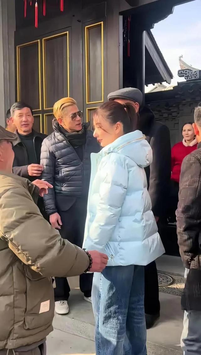 九游娱乐：郭富城方媛和普通人拍照才看出来明星是真上镜脸小身材也好！(图5)