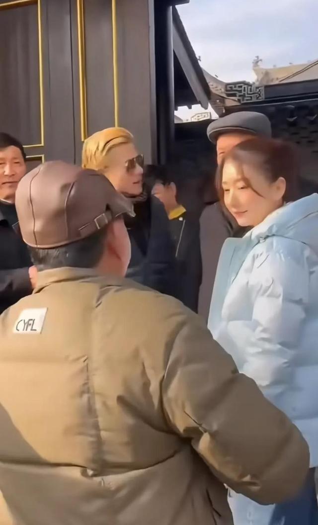 九游娱乐：郭富城方媛和普通人拍照才看出来明星是真上镜脸小身材也好！(图4)