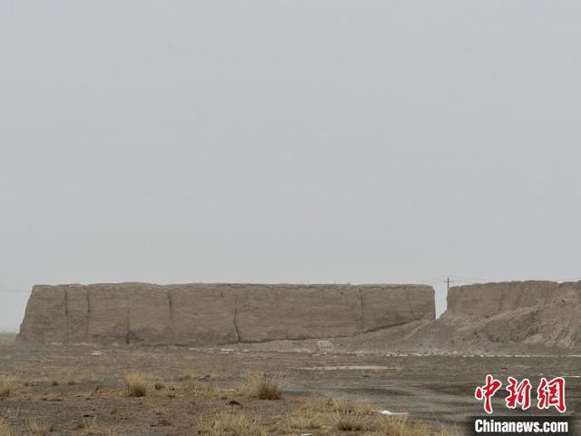 甘肃山丹汉明长城宛如“无言史书”演绎古今传奇(图2)
