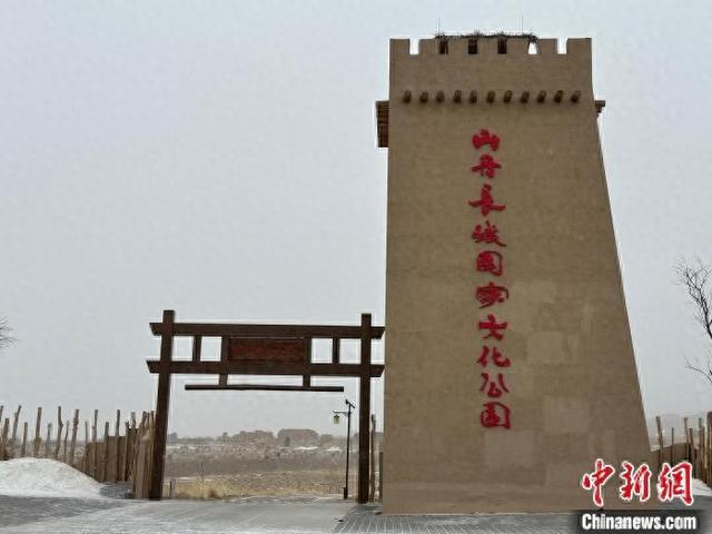 甘肃山丹汉明长城宛如“无言史书”演绎古今传奇
