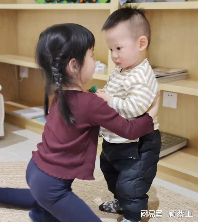 张梓琳晒二胎女儿正脸妹妹开心灿笑像爸爸冷白皮小长腿超抢镜(图3)