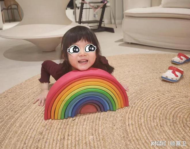 张梓琳晒二胎女儿正脸妹妹开心灿笑像爸爸冷白皮小长腿超抢镜(图2)