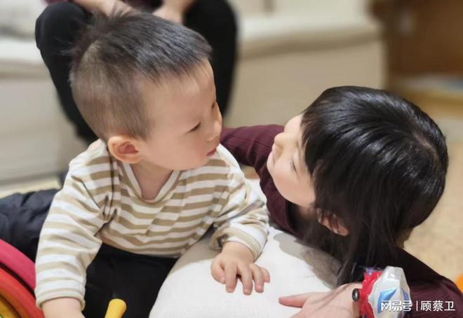 张梓琳晒二胎女儿正脸妹妹开心灿笑像爸爸冷白皮小长腿超抢镜(图4)