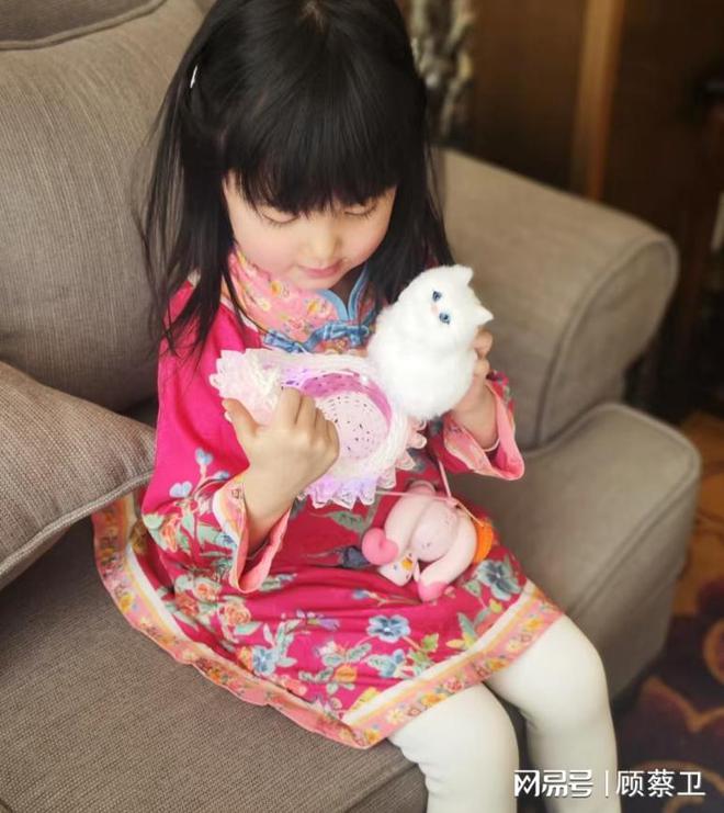 张梓琳晒二胎女儿正脸妹妹开心灿笑像爸爸冷白皮小长腿超抢镜(图6)