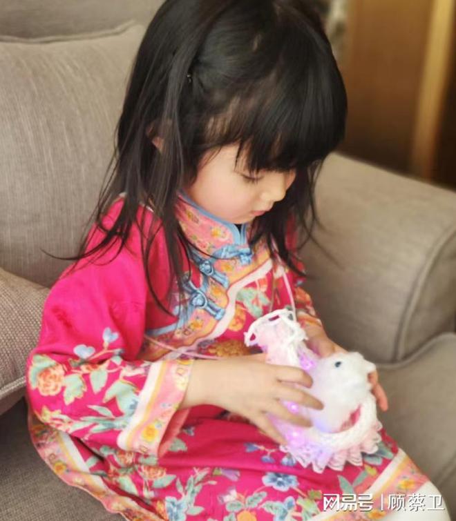 张梓琳晒二胎女儿正脸妹妹开心灿笑像爸爸冷白皮小长腿超抢镜(图5)