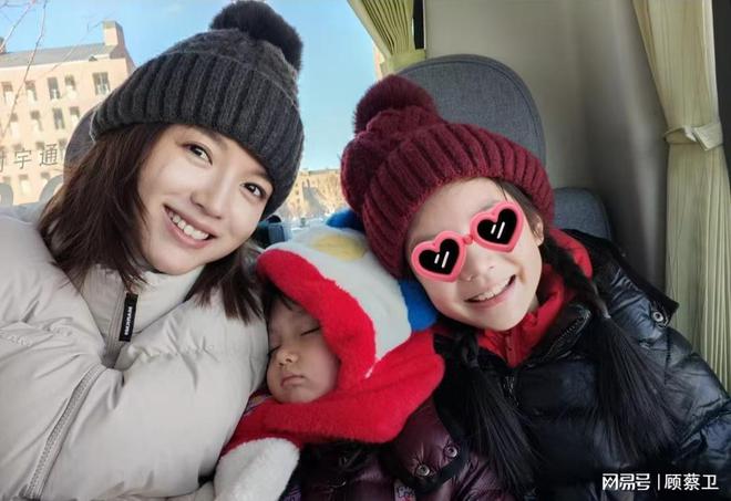张梓琳晒二胎女儿正脸妹妹开心灿笑像爸爸冷白皮小长腿超抢镜(图8)