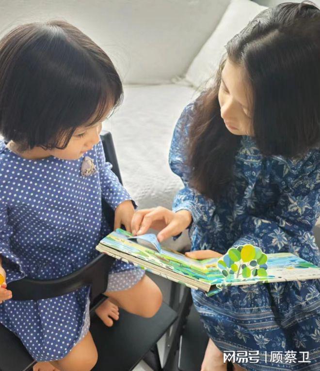 张梓琳晒二胎女儿正脸妹妹开心灿笑像爸爸冷白皮小长腿超抢镜(图9)