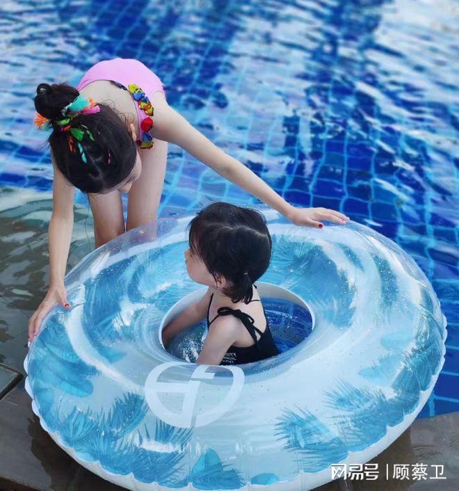 张梓琳晒二胎女儿正脸妹妹开心灿笑像爸爸冷白皮小长腿超抢镜(图10)