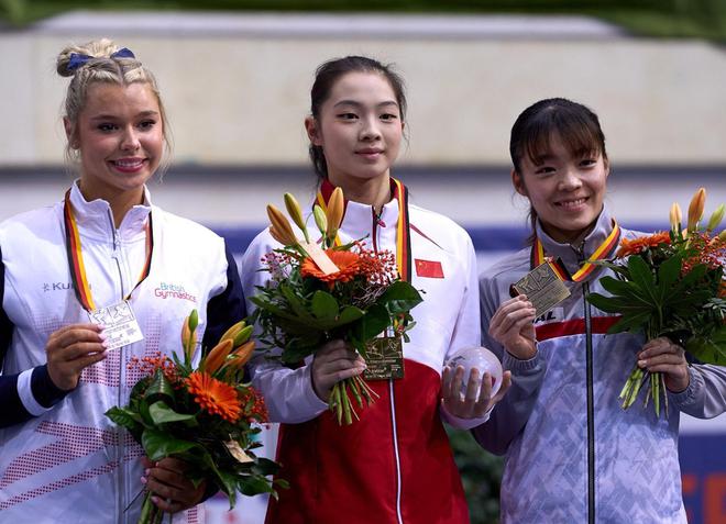 恭喜！中国体操又一16岁美女新星崛起：首次出征大赛夺冠+获3奖牌