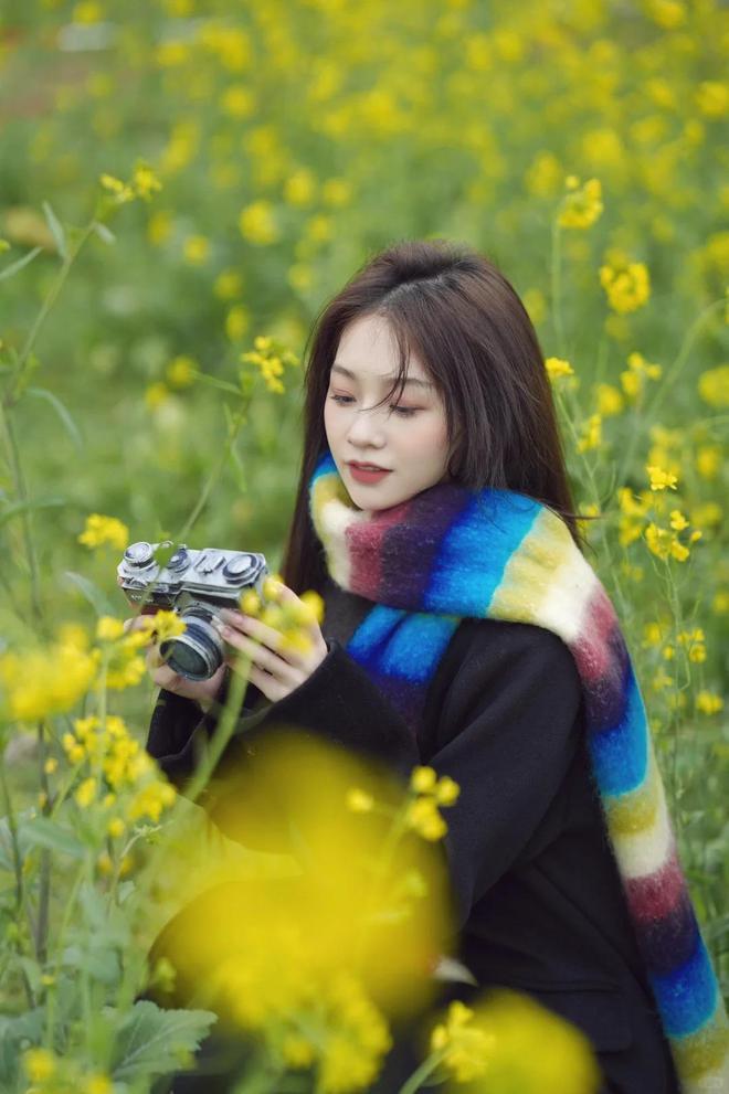 九游娱乐：油菜花海拍照技巧：10个姿势让你拍出高级大片感