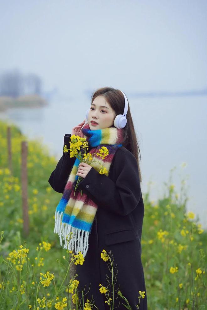 九游娱乐：油菜花海拍照技巧：10个姿势让你拍出高级大片感(图10)