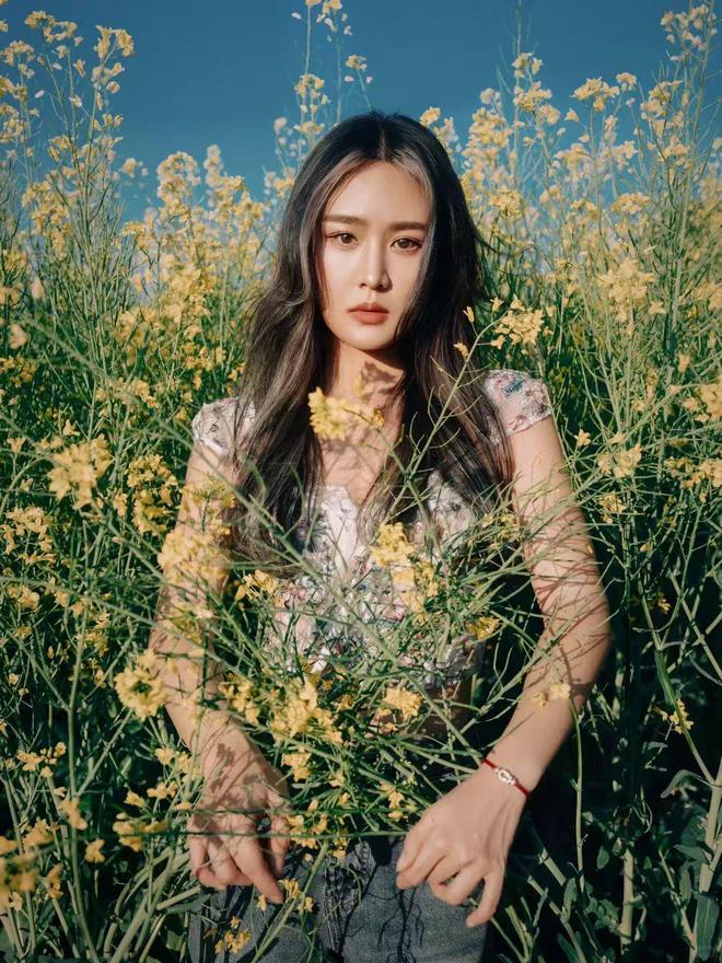 九游娱乐：油菜花田怎么拍人像照？如何引导模特摆姿势？8个拍照技巧