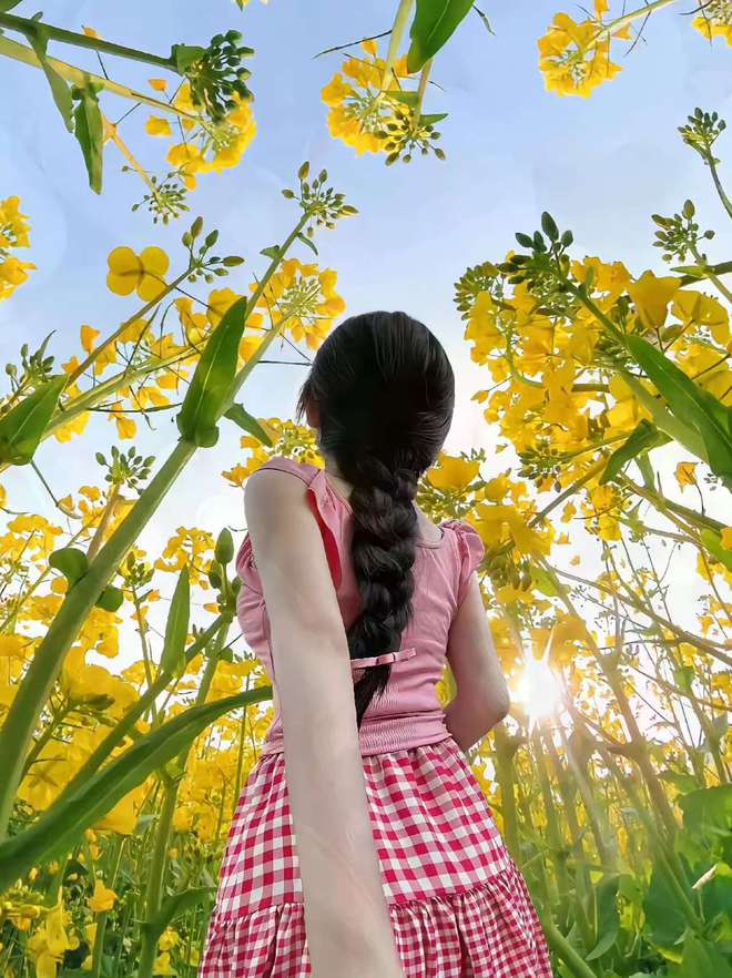 九游娱乐：油菜花田怎么拍人像照？如何引导模特摆姿势？8个拍照技巧(图4)