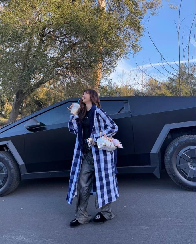 私荐Lisa的法拉利新宠也太美了吧！顶流女团教你如何拍出碾压朋友圈的秀车照(图2)