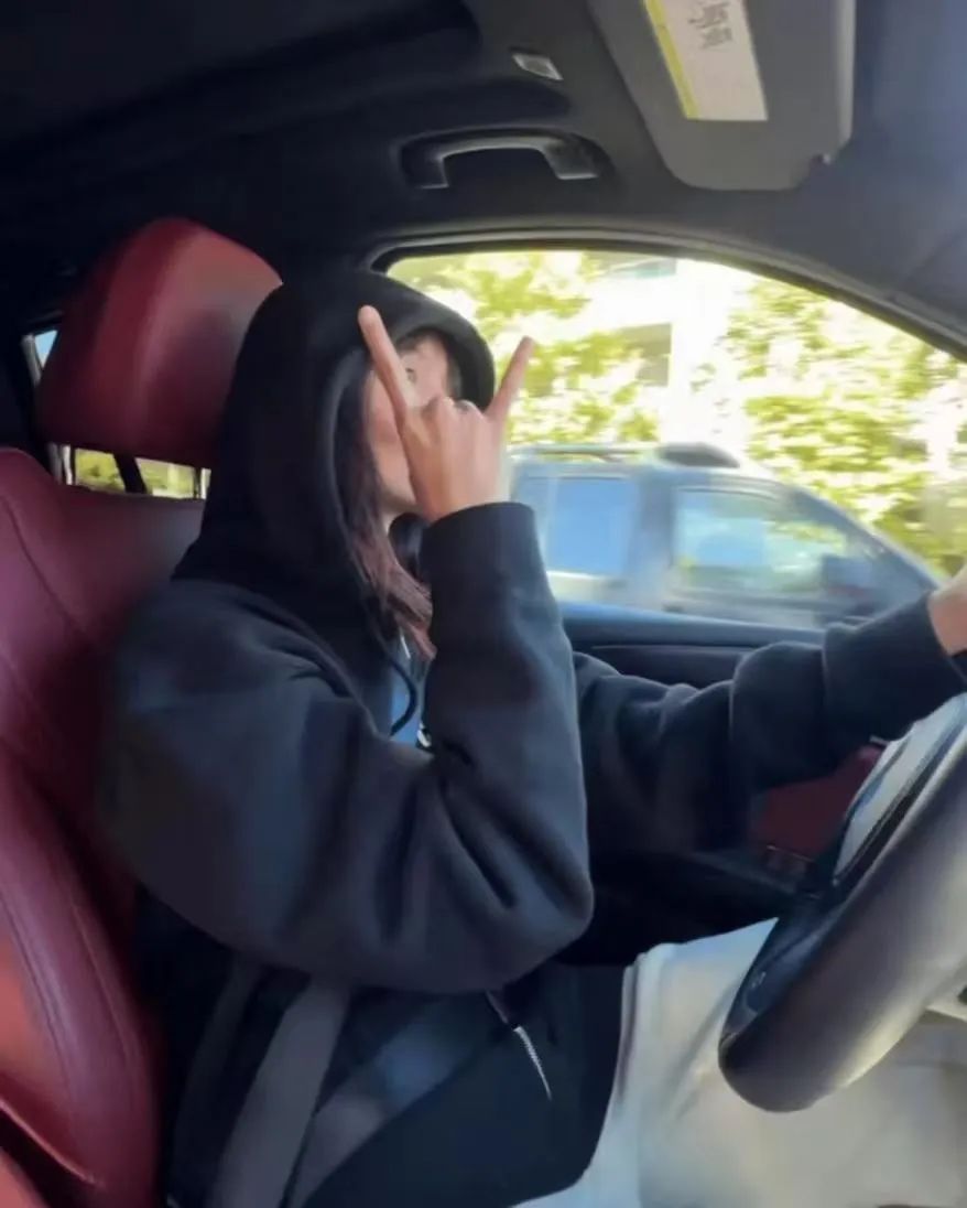 私荐Lisa的法拉利新宠也太美了吧！顶流女团教你如何拍出碾压朋友圈的秀车照(图3)