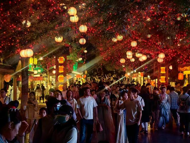 九游娱乐文化：文旅观察｜寻“王婆”难觅踪迹开封游火爆靠演艺(图7)