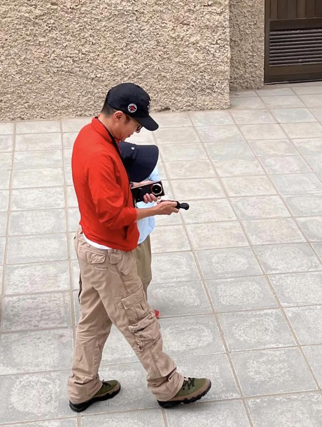 九游娱乐：撒贝宁和家人游览莫高窟一对龙凤胎非常可爱李白身材高挑好美(图2)