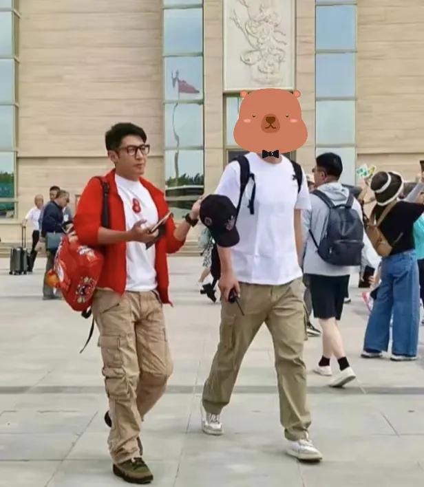 九游娱乐：撒贝宁和家人游览莫高窟一对龙凤胎非常可爱李白身材高挑好美(图5)