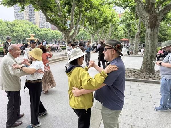 暑期入境游火爆这些年轻人做起了“适配”生意
