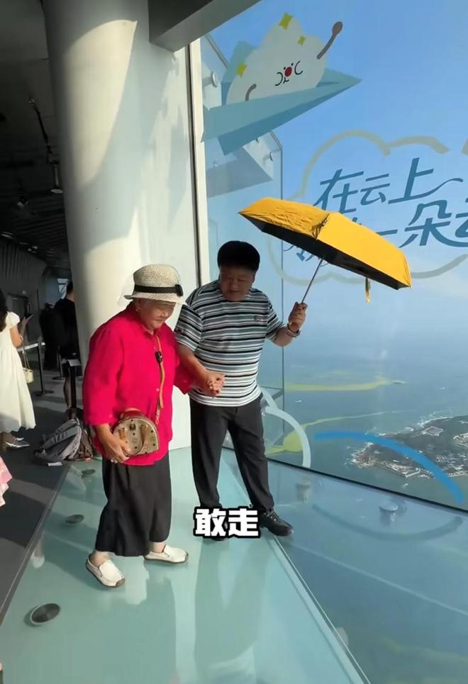 九游娱乐文化：洪剑涛带86岁母亲游青岛拍6张照片150元惹争议他一番话太催泪(图4)