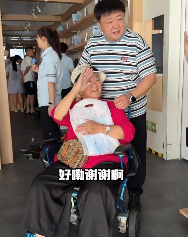 九游娱乐文化：洪剑涛带86岁母亲游青岛拍6张照片150元惹争议他一番话太催泪(图8)