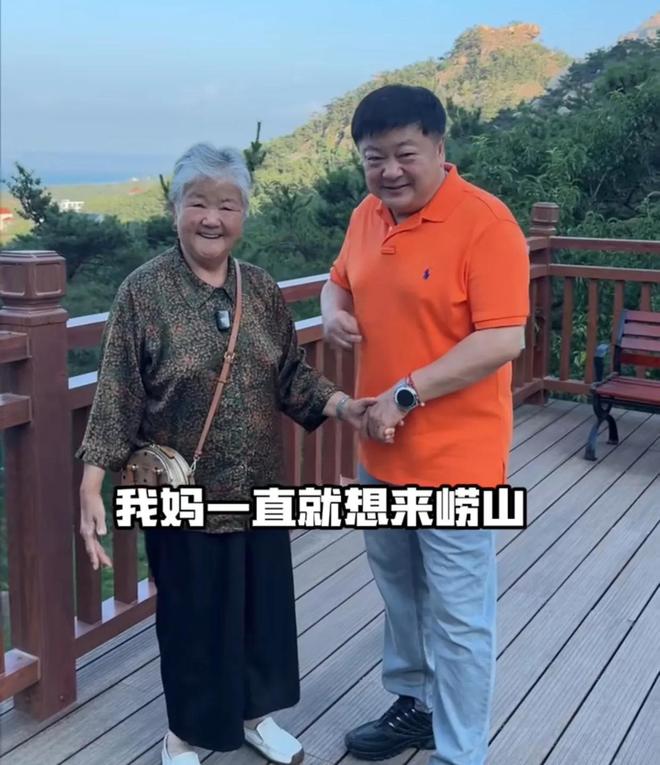 九游娱乐文化：洪剑涛带86岁母亲游青岛拍6张照片150元惹争议他一番话太催泪(图10)