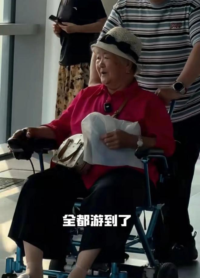 九游娱乐文化：洪剑涛带86岁母亲游青岛拍6张照片150元惹争议他一番话太催泪(图9)