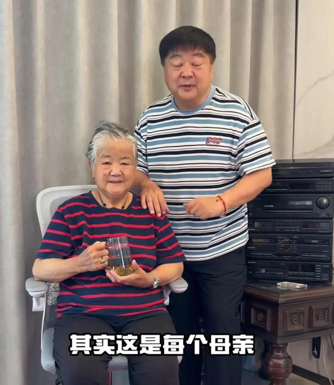 九游娱乐文化：洪剑涛带86岁母亲游青岛拍6张照片150元惹争议他一番话太催泪(图13)