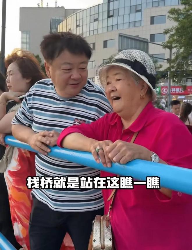 九游娱乐文化：洪剑涛带86岁母亲游青岛拍6张照片150元惹争议他一番话太催泪(图12)