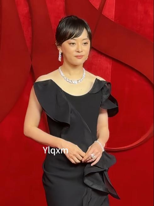 芭莎盛典生图：杨幂丰满有料被林志玲的脸吓到惠英红穿了个啥(图14)