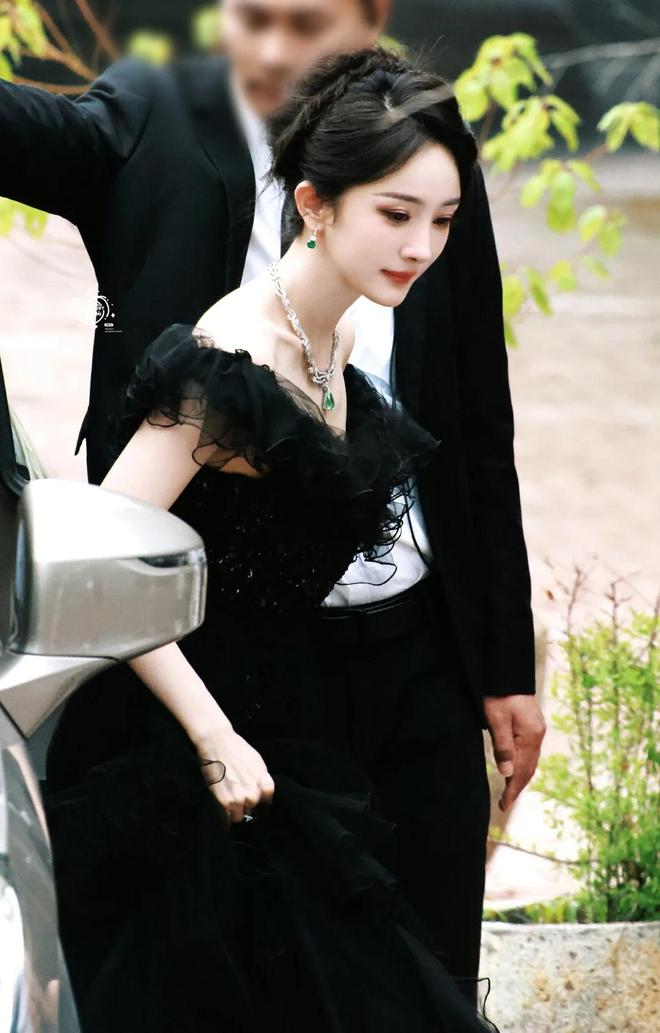 芭莎盛典生图：杨幂丰满有料被林志玲的脸吓到惠英红穿了个啥(图11)