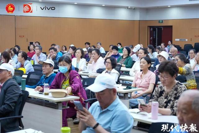 凤凰・vivo摄影俱乐部第三期“手机影像课堂”于金陵老年大学开授第二次课(图3)