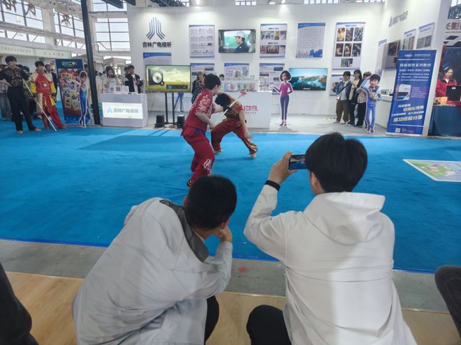 红人解码书香密码KOL探展团解锁东北书博会(图3)