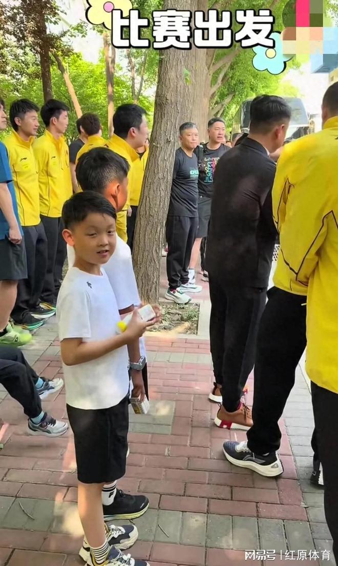 王皓回北京小雅带着两个儿子到体总看他一家人团聚的幸福时光