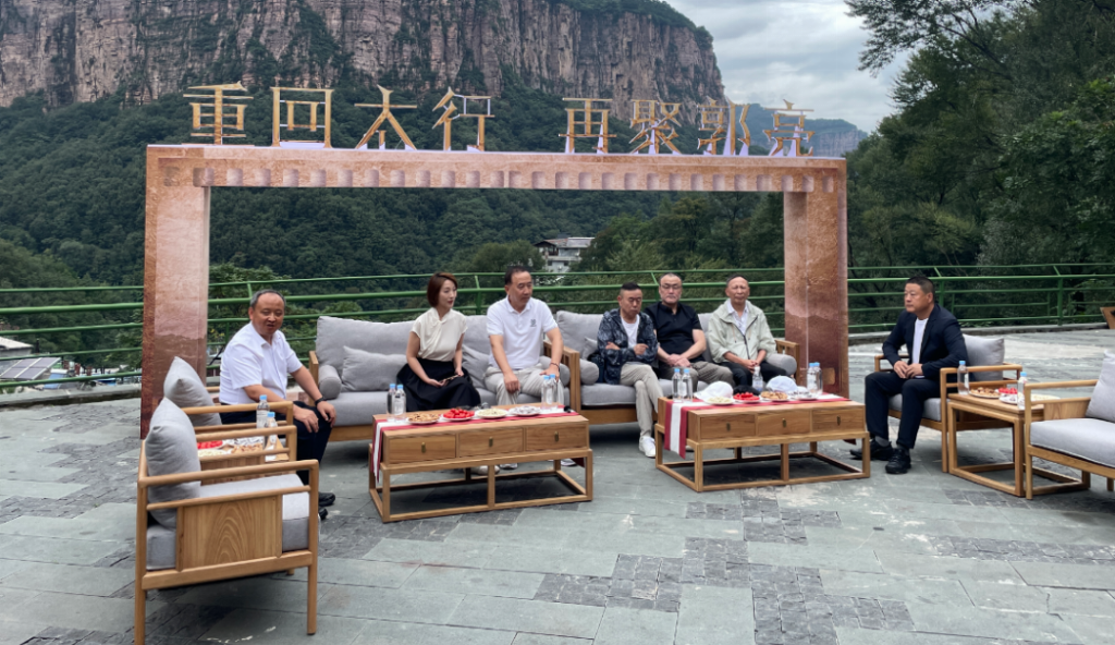 重回太行再聚郭亮《举起手来》主创人员相聚河南辉县万仙山(图2)