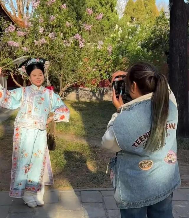 宁可花钱请人陪拍也不想开口麻烦朋友？(图2)