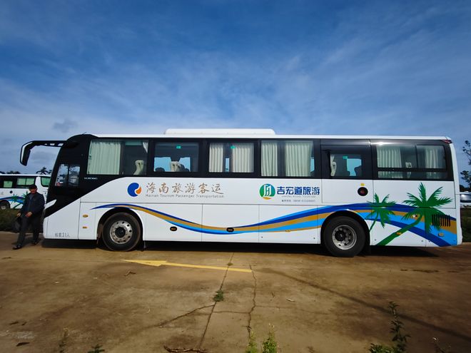 海口大巴租赁每日价格2025：45-55座旅游班车租车费用一览表