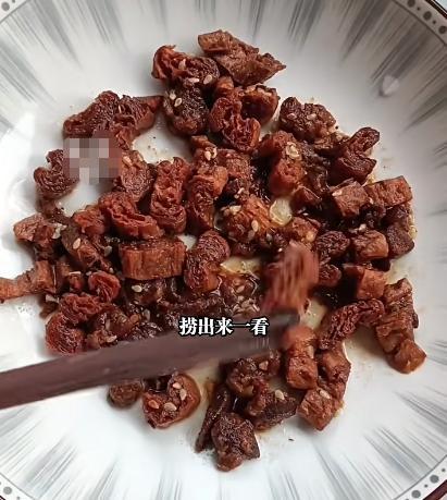 “湖南男子75一斤买手撕牛肉干焯水后发现变