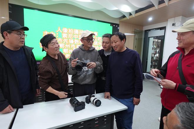 光影交织定格精彩人像摄影技巧分享交流活动在鄂州人才之家举行(图5)