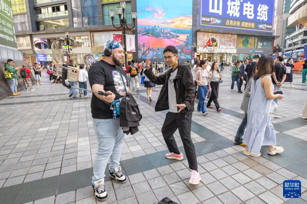 山城魅力引客来外国游客沉浸式感受“中国式安全感”(图7)